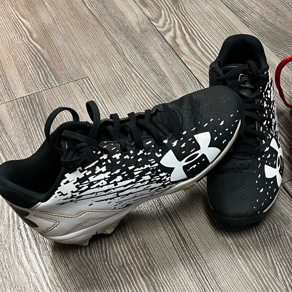 Under Armour baseball cleats size 3Y